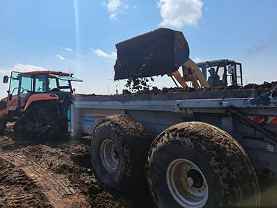 農業重機による農作業